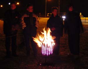 Kinderen bij de vuurkorf.